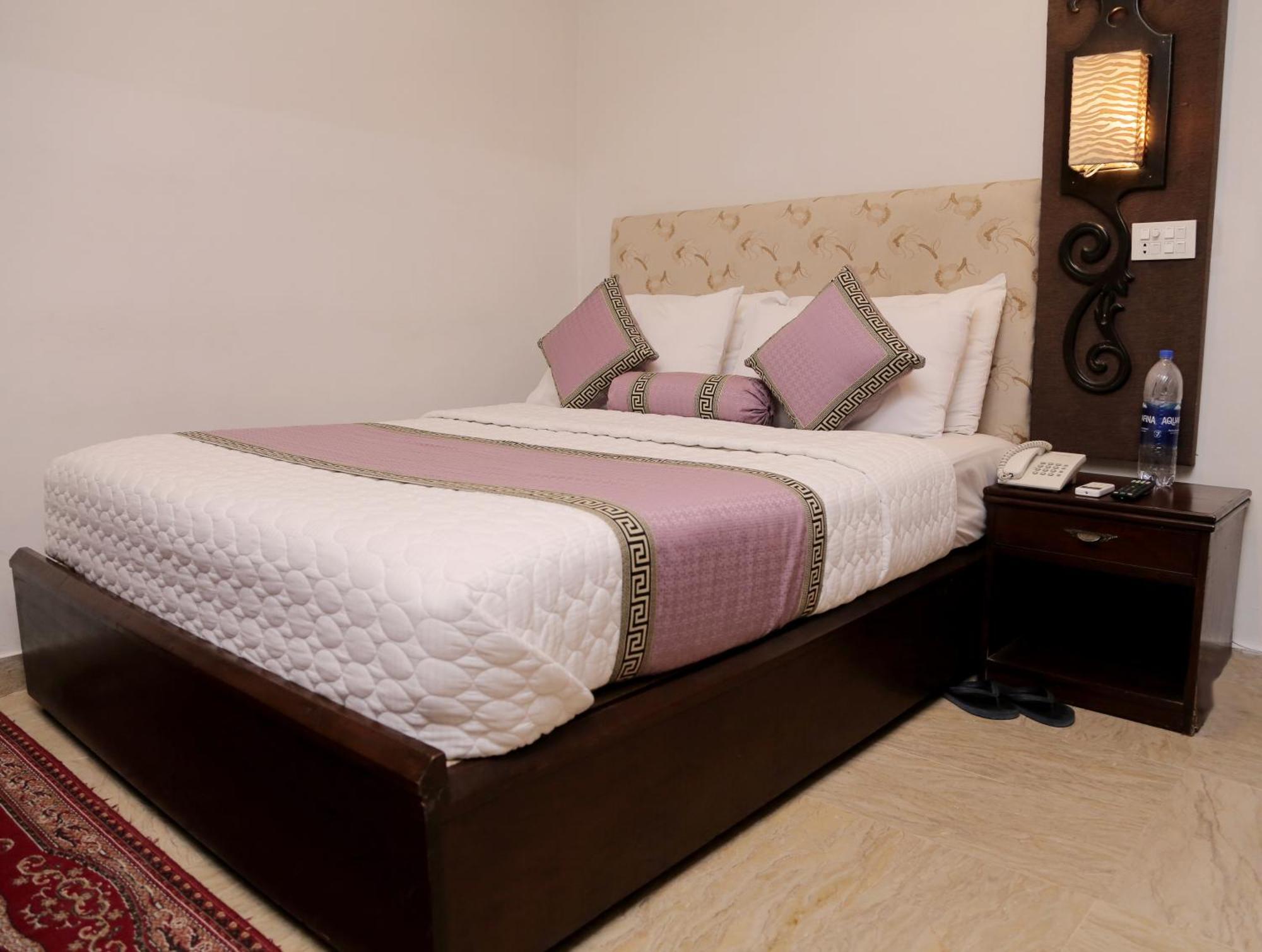 Shelton Hotel Lahore Exteriör bild